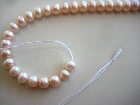 how to knot pearls How To String Pearls, Restring Pearls, Knotting Pearls, Stringing Pearls, Pearl Necklace Tutorial, Belgian Pearls, Diy Pearl Necklace, Handmade Pearl Jewelry, Jewelry Hacks