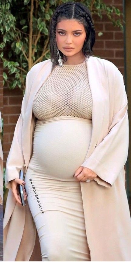 Kylie Jenner Pregnant, Pregnant Women Fashion, Pregnant Model, Dresses For Pregnant Women, Pretty Pregnant, Women Dress Online, Pregnant Celebrities, Net Top, Kim Kardashian Style