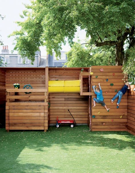 Modern backyard climbing wall - Home Decorating Trends - Homedit Small Yard Kids, Ideas For Small Yards, Kid Friendly Backyard, Bbq Garden, Playground Landscaping, Backyard Ideas For Small Yards, Small Yard Landscaping, Play Area Backyard, Backyard Kids Play Area