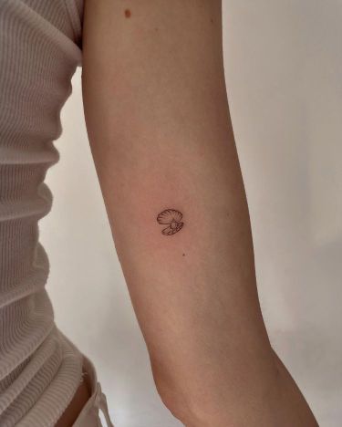 A Pearl Tattoo, Tattoos Sticker Sleeve, The Ocean Tattoo, Ocean Tattoos For Women, Pearl Tattoo, Ocean Tattoo, Shell Tattoos, Small Girly Tattoos, Small Pretty Tattoos