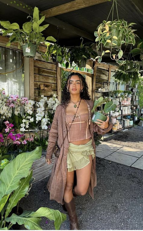 Earthy Outfits Aesthetic, Goddess Outfit, Fairy Outfit, Earthy Outfits, Estilo Hippie, Garden Fairy, Hippie Outfits, How To Pose, Mode Inspiration