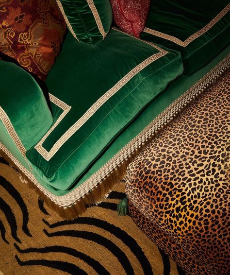 💾 Files under: animal print inspo 1: @barlowandbarlow 2: @samanthatodhunterdesign 3. @studioashby #animalprintlover #interiordesigngoals #leopardprinteverything #interiordesigninspo Hollywood Regency Home, Home Library Rooms, Statement Sofa, Living Room Built Ins, Upholstery Diy, London House, Sofa Colors, Cinema Room, Classy Cars