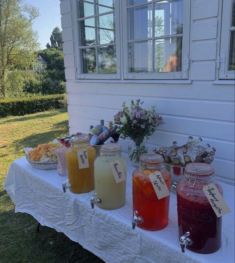 Grad Party Theme, Best Summer Cocktails, Summer Flavors, Backyard Birthday, Grad Party Decorations, Birthday Dinner Party, Garden Party Birthday, Summer Garden Party, Garden Birthday