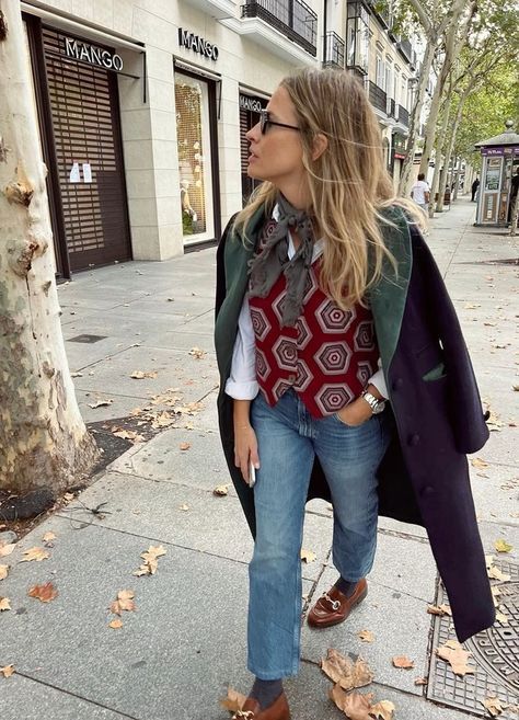 London Style Outfit, Madrid Spain Street Style, Street Style Barcelona, Spanish Women Style Outfits, Barcelona Fashion Winter, Creative Winter Outfits, Winter Spain Outfit, Classy Hippie Style, Spain Style Outfits