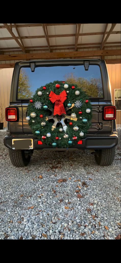 Christmas Reef Ideas Diy, Jeep Wreath, Jeep Wreath Christmas, Jeep Wrangler Christmas Wreath, Jeep Wrangler Christmas Decorations, Decorating Jeep For Christmas, Decorate Jeep For Christmas, Jeep Wrangler Christmas, Christmas Jeep Decorations