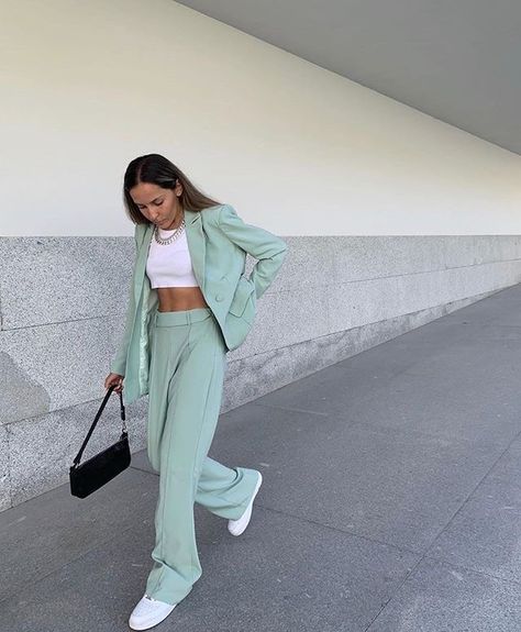 Green Suit Women, Sofia Coelho, Minimal Stil, Elegantes Outfit Damen, Monochromatic Fashion, Rich Aesthetic, Pastel Outfit, Business Casual Outfits For Work, Pastel Fashion