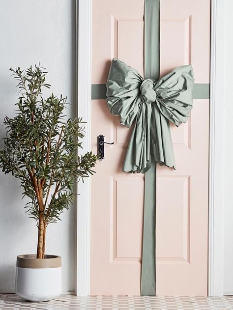 Front Door Christmas Bow, Front Door Christmas Bows, Door Bows Christmas, Diy Christmas Door, Christmas Bows Diy, Door Bow, Halloween Bunting, Front Door Christmas, Outside Christmas Decorations