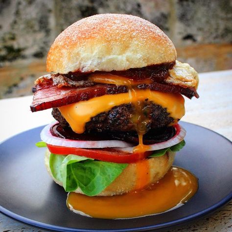 aussie burger Aussie Burger, Aussie Style, Burger Recipes Beef, Maillard Reaction, Cheese Stuffed Peppers, Australian Food, Homemade Burgers, Beef Patty, Flavor Enhancers