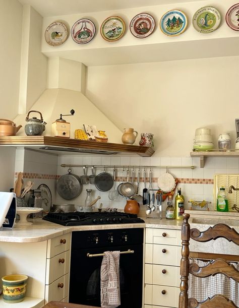 Italy Aesthetic Kitchen, Mediterranean Appartement, Old Italian Style Home, Tuscan House Aesthetic, Apartment In Italy Aesthetic, Mediterranean Kitchen Aesthetic, Grandma’s House Aesthetic, Italian Wife Aesthetic, Italian Beach House Interior Design