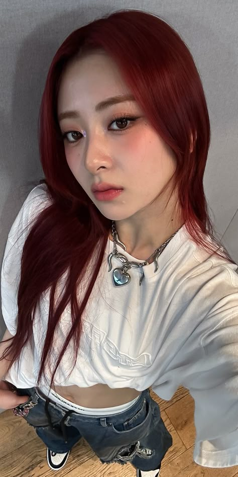 Yunjin le sserafim lockscreen Le Sserafim Lockscreen, Yunjin Wallpaper, Lesserafim Wallpaper, Yunjin Kim, Huh Yunjin, Beauty Pop, Asian Eye Makeup, Korean Girl Fashion, Hair Inspiration Color