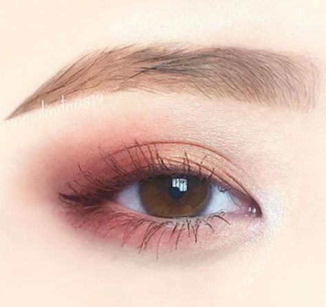 Soft Color Eyeshadow, Simple Pretty Eyeshadow, Cute Simple Makeup Looks For Brown Eyes, Soft Makeup Eye Shadow, Pretty Eye Shadow, Simple Light Eye Makeup, Natural Pink Eye Makeup, Simple Subtle Eye Makeup, Rose Pink Eye Makeup