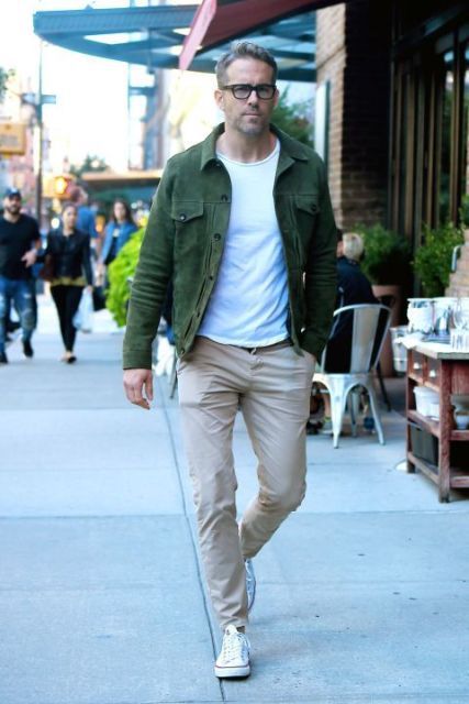 Green jacket with white t shirt and beige pants 30 Year Old Mens Fashion Casual, Ryan Reynolds Style, Casual Look For Men, Dress Code Casual, Smart Casual Dress, Smart Casual Style, Smart Casual Men, Mens Fashion Smart, Smart Casual Outfit