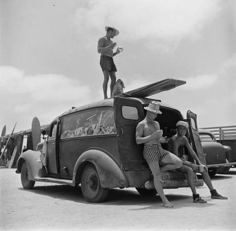 1950’s surfers on a California beach San Onofre, Photography Genres, Surfer Style, Photography Kit, Vintage Surf, The Beach Boys, Time Life, Types Of Photography, Life Pictures