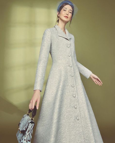 Suzannah London on Instagram: “Into the first of the month with tweedy gorgeousness Our signature Hunter tweed coat dress. Chic 🤍 Italian tweed and fully lined in…” Suzannah London, Plaid Bodycon Dress, Circular Skirt, Race Day Outfits, Vintage Hunting, Winter Sky, Vintage Couture, Tweed Dress, Luxury Dress