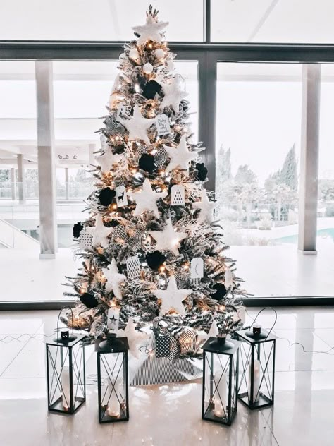 Black White And Wood Christmas Tree, Christmas Tree Decor Black And White, Black White Tree Christmas, Black White Christmas Tree Decorations, Black And White Xmas Tree Decor, Black Boho Christmas Tree, Black Themed Christmas Trees, Black And White Tree Christmas, Red Black White Christmas Tree