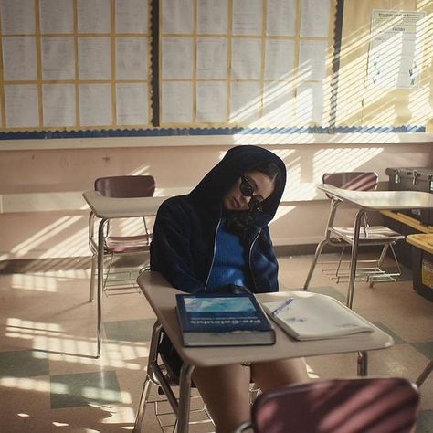 Alexa Demie, Desk, Books