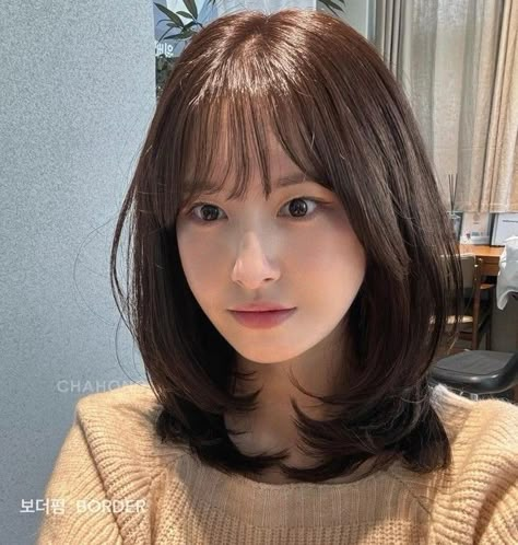 Korean Hair Bangs Short, Korean Hairstyle Medium With Bangs, Full Bangs Haircut, Short Hair With Layers Korean, Wavy Medium Hair With Bangs, Hush Cut For Round Face, Layered Bob Round Face, Type Of Bangs For Women, Shoulder Length Layered Bob With Bangs