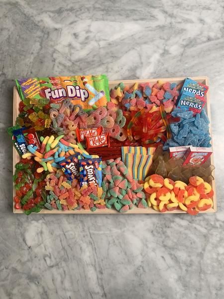 Cinema Snacks, Candy Platter, Sleepover Snacks, Movie Night Food, Candy Tray, Candy Board, Popular Candy, Movie Night Snacks, Charcuterie Inspiration