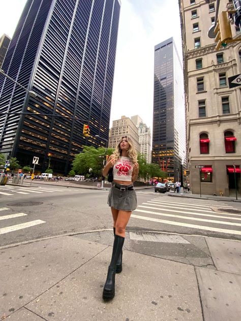 Nyc Photoshoot Ideas Manhattan, Manhattan Summer Outfit, Chicago Outfit Ideas Summer, Downtown Instagram Pictures, City Poses Instagram, Chicago Instagram Pictures, New York Poses, Chicago Fits, City Poses