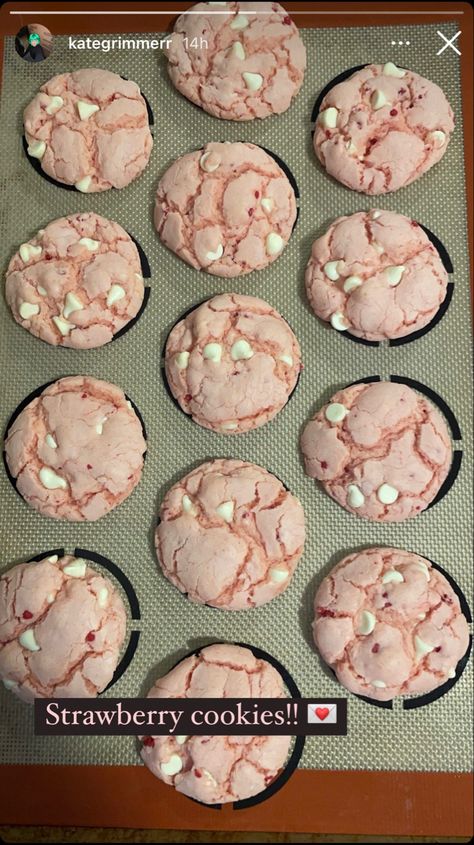 Aesthetic Pink Dessert, Cute Party Desserts, Cute Recipes Aesthetic, Pink Baking Aesthetic, Cute Baking Aesthetic, Valentines Baked Goods, Cute Things To Bake, Aesthetic Baked Goods, Baked Goods Aesthetic