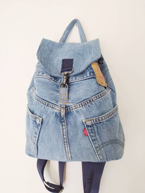 Återvinna Jeans, Tas Denim, Denim Bag Patterns, Denim Crafts Diy, Jean Backpack, Diy Jeans, Denim Backpack, Blue Jeans Crafts, Fabric Christmas Ornaments Diy