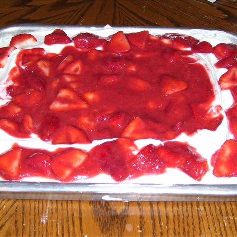 Twinkle Cake Recipe, Strawberry Shortcake With Twinkies, Strawberry Twinkie Cake Recipe, Strawberry Twinkie Dessert, Twinkie Strawberry Dessert, Twinkie Strawberry Shortcake, Twinkie Cake Recipe, Twinkie Desserts, Twinkies Recipe