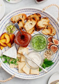 Mix and Match Summer Crostini Bar Crostini Bar, Cashew Cream Recipe, Appetizer Easy, Best Party Appetizers, Pistachio Pesto, Crostini Recipes, Appetizer Platters, Party Appetizers Easy, Party Appetizer