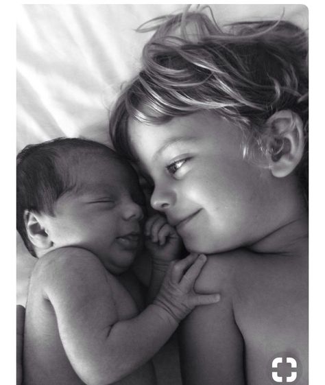 Sibling Photo With Newborn, Newborn Big Brother Photography, Brother With Newborn Sister, Brother Photo Shoot Ideas, Maternity Photos With Big Brother, Big Sister Newborn Brother Pictures, Newborn Sister And Big Brother Pictures, Newborn With Big Brother, Brothers Newborn Photo Shoot