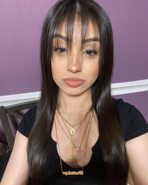 Makeup With Bangs, Latina Bangs, Latina With Bangs, Latina Makeup, Hair Inspiration Long, Brunette Girl, Baddie Outfits Casual, Pretty Tattoos, Pretty Selfies