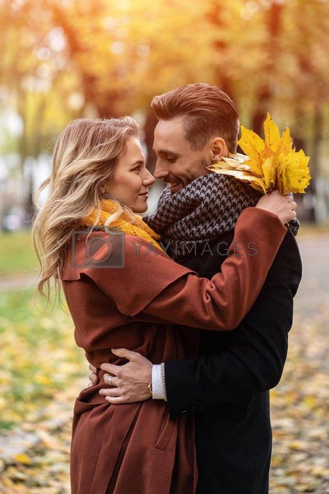 Couple Photoshoot In Autumn, Fall Photoshoot For Couples, Fall Engagement Shoots, Valentines Party Decor, Looking At Each Other, Couple In Love, Autumn Park, Fall Photoshoot, Young Couple