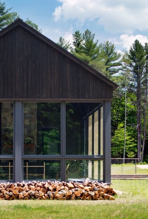 O'Neill Rose creates elongated wooden home in the Berkshires Modern Screen Porch, Luxury Contemporary Bedroom, 70s Contemporary Home, Canadian Cabin, Attic Suite, Traditional Contemporary Home, Contemporary Farm House, Cottage Weekend, Houses Mountain