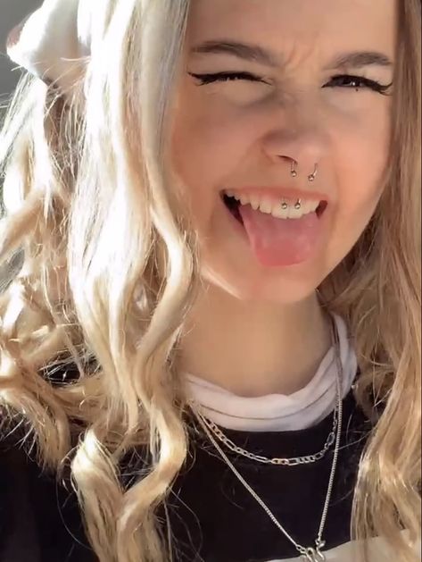 Septum And Smiley Piercing, Smiley Piercing Aesthetic, Piercing Aesthetic, Smiley Piercing, Septum Piercing, Smiley, Body Goals, Piercings, Nose Ring