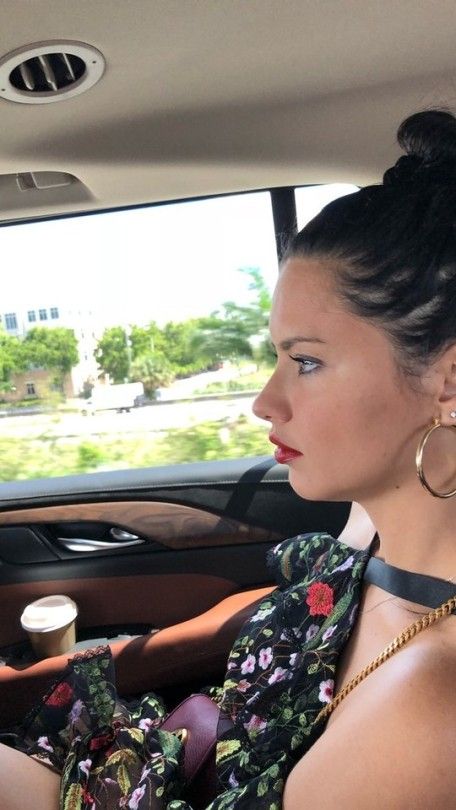 Adriana Lima fanblog Adriana Lima Side Profile, Adriana Lima Style, Side Profiles, Hot Mommy, College Days, The Glow Up, Side Profile, Victoria Secrets, Beauty Icons