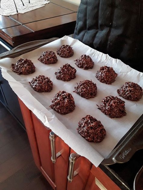 Frog Cookies Recipe, No Bake Chocolate Macaroons, Macaroons Recipe Chocolate, No Bake Macaroons, Frog Recipes, Chocolate Macaroons Recipe, Carrot Cake Recipe From Scratch, Frog Cookies, Chocolate Frogs