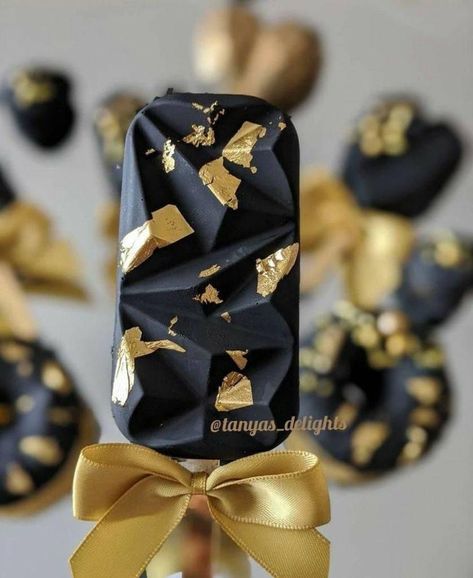 Black And Gold Cakesicles Ideas, Cakesickles Ideas, Cakesicles Ideas, Popsicles Cake, Gold Halloween, Cake Pop Designs, Cake Pop Decorating, Pinata Cake, Dessert Gifts