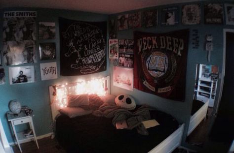 Tumblr punk room Bedroom Ideas Indie, Emo Room Decor, Bedroom Ideas Grunge, Emo Bedroom, Indie Bedroom Ideas, Punk Bedroom, Emo Room, Punk Room, Hipster Room