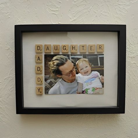 Scrabble Tiles Diy, Scrabble Frame, Parents Christmas, Diy Gifts For Dad, Christmas Gifts For Parents, Scrabble Letters, Diy Father's Day Gifts, Diy Tile, Birthday Crafts