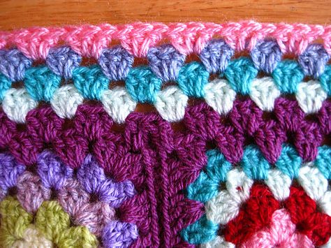 How to work a nice border that lies flat for a granny square afghan, good tutorial by Jacquie of bunnymummy.  At the junction of 2 squares: 1DC on the right; then 2DCtog with one leg on the right & 2nd leg on the left of the junction; 1DC on the left.  . . .   ღTrish W ~ http://www.pinterest.com/trishw/  . . . #crochet #border #edging Granny Square Blankets, Sunburst Granny Square, Granny Blanket, Crochet Granny Square Blanket, Granny Square Blanket, Crochet Borders, Square Blanket, Granny Squares Pattern, Granny Square Crochet Pattern