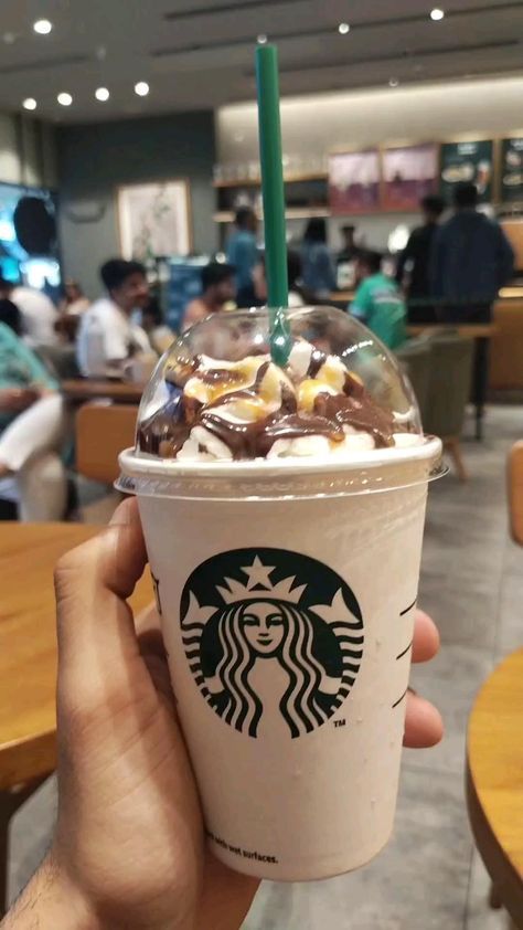 Sweet Coffee Drinks, Minuman Starbucks, Café Starbucks, Coffee Cake Recipes Easy, Frappuccino Inspired Recipes, Eating Food Funny, Snap Streak Ideas Easy, Foodie Instagram, Fashion Fails