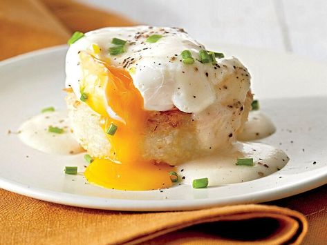 sl-Grits Cakes with Poached Eggs and Country Gravy Image Grits Cakes, Country Gravy Recipe, Grit Cakes, Eggs In Muffin Tin, How To Make A Poached Egg, Resipi Kek, Country Gravy, Grits Recipe, Egg Recipes For Breakfast