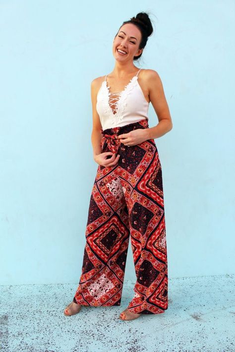 Easy DIY Wide Leg Paper Bag Pants - Creative Fashion Blog Palazzo Pants Pattern, Wide Leg Pants Pattern, Diy Pants, Paper Bag Pants, Bag Pants, Pants Sewing, Printed Palazzo Pants, Make Your Own Clothes, Wide Leg Palazzo Pants