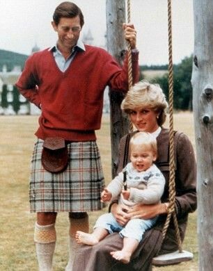 1983: Photocall for a Christmas card. Princess Diana sat on a swing holding Prince William. Prince Charles stood to the side, wearing a kilt. Looks like Balmoral. Opulent Christmas, Althorp Estate, Camila Parker, Royal Family Christmas, Diana Williams, Prins William, Prinz Charles, Rainha Elizabeth Ii, Prins Harry