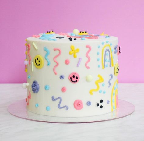 Good Vibes Cake Ideas, Smile Face Birthday Cake, Smiley Face Birthday Cakes, Smiley Face Cake Ideas, Baby Shower Cookie Cake, Pink Smiley Face Cake, Aestethic Birthday Cake, Smiley Face Birthday Cake, Happy Face Birthday Party