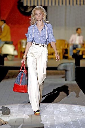 SUSPENDERS!! ive been looking for these and vests and I am set on wearing them again Women In Suspenders, Suspenders Outfit, Chaleco Casual, Jessica Stam, Suspenders For Women, Timeless Chic, Katharine Hepburn, Ladies Wear, Runway Looks