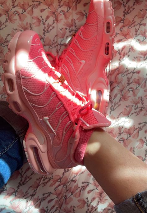 Pink Nike Air Max With Round Toe, Nike Vapormax Shoes Pink, Nike Tn Print, Nike Air Max Pink Round Toe, Tn Nike Orange Rose, Vapor Max Plus, Vapor Max, Air Max Plus, Nike Air Max Plus