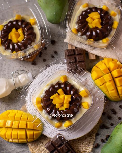 Bahan dan Cara membuat Puding Coklat Mangga Vla Vanilla https://resepmamiku.com/puding-coklat-mangga-vla-vanilla-sarongsarie Puding Mangga, Agar Agar Jelly, Cube Cake, Snap Food, Perfect Desserts, Flavorful Recipes, Mochi, Sweet Tooth, Dessert Recipes