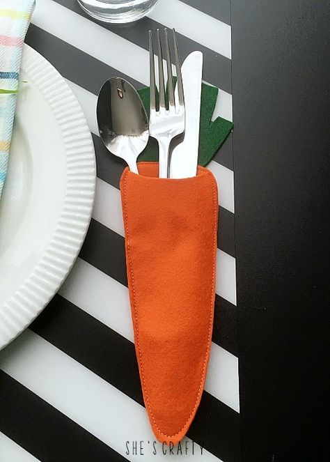 How to make a felt carrot flatware holder for your Easter table Easter Treat Holders, Felt Carrot, Easter Placemats, Diy Frühling, Flatware Holder, Silverware Holder, Easter Carrots, Crafts For Seniors, Easter Inspiration