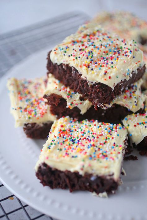 Laceys Cookies Recipe, Chicory Recipe, Brownie Toppings, Buttercream Frosting Recipe, Buttercream Recipe, Fudge Sauce, Awesome Recipes, Brownies Recipe, Tasty Foods