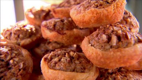 Trisha makes tiny pecan pies - tassies - from her friend Miss Bess' recipe. Tassies Recipe, Pecan Tassies, Trisha Yearwood Recipes, Cookie Recipes Holiday, Christmas Cookie Recipes Holiday, Best Christmas Cookie Recipe, Christmas Cookie Ideas, Video Food, Thanksgiving 2022