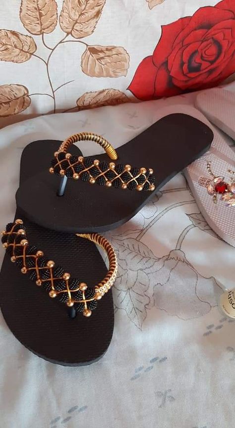 Bling Flip Flops, Beaded Flip Flops, Diy Sandals, Color Combos Outfit, Shoes Outfit Fashion, Embellished Shoes, Personalized Shoes, Modern Engagement Rings, Girly Shoes